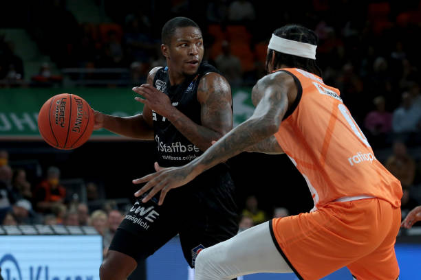 不绝于耳 不绝于耳